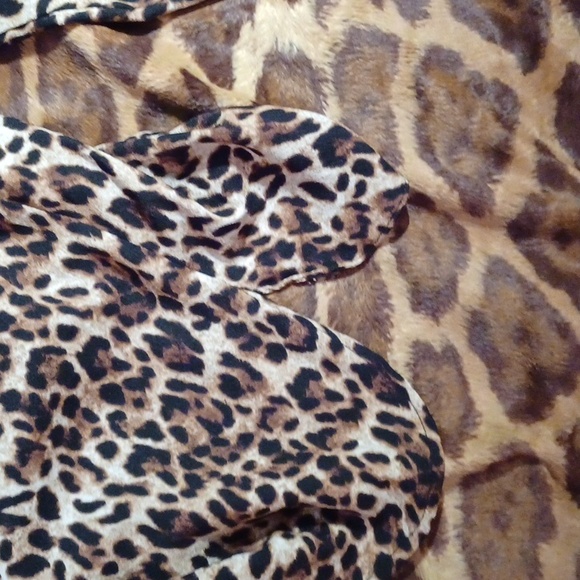 Isaac Mizrahi leopard print blouse, M - Picture 6 of 8